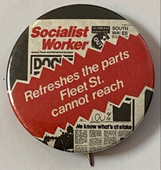 Cat.No: 261951 Socialist Worker / Refreshes the parts Fleet St. cannot reach [pinback button