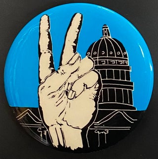 Cat.No: 282631 [Pinback button depicting raised hand giving a peace sign outside the capitol