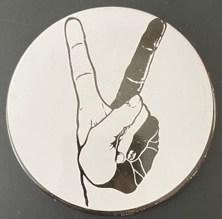 Cat.No: 296042 [Large pin depicting two-color hand flashing peace sign